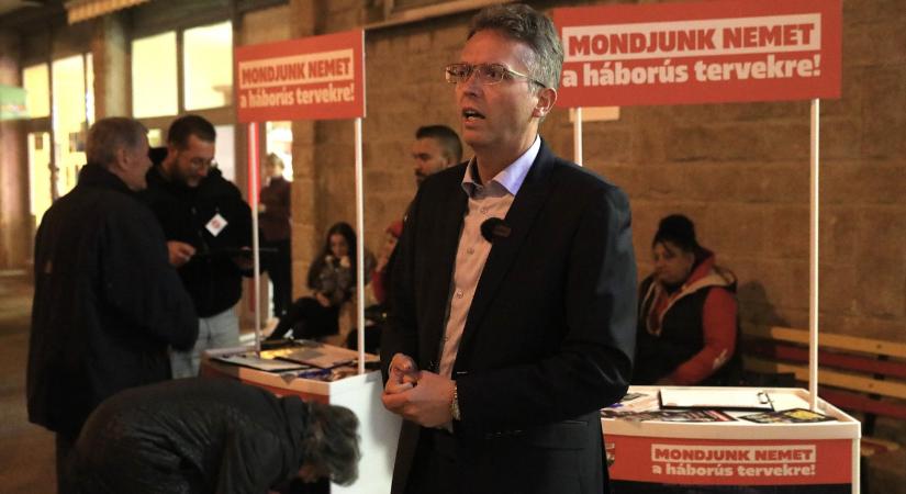 Nem tudta elviselni, hogy kórház előtt riogatnak háborúval, felborította a fideszes aláírásgyűjtő standot