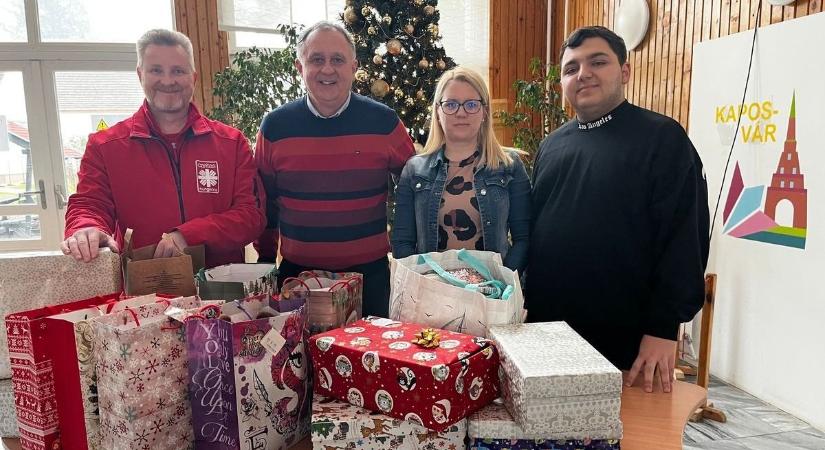 Megtöltötték az Angyalbatyut a lampingos diákok és tanárok