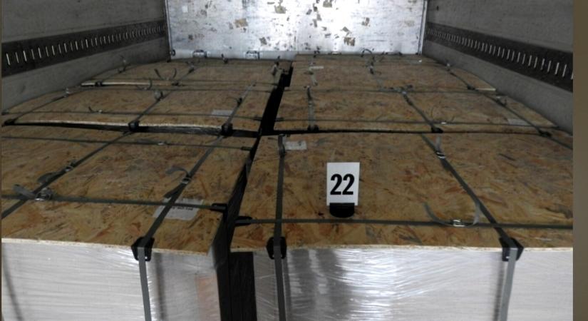 Több tonnányi illegális dohányterméket foglaltak le a pénzügyőrök