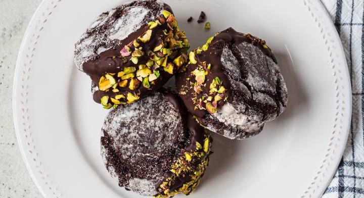 Lágy krémmel töltött csokis-pisztáciás keksz: már az első falat elvarázsol