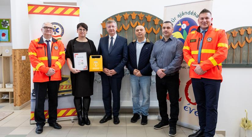 Félautomata defibrillátor a debreceni óvodában
