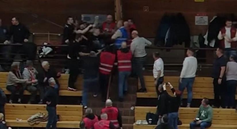 Elszabadult a pokol a lelátón, verekedés tört ki a Paks–Olaj meccsen – videóval