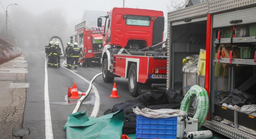 Nagy a baj, lángba borult egy műhely, három település tűzoltóit riasztották