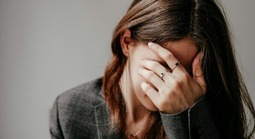 Észrevétlen érzések: 6 „láthatatlan” szorongás, amit sok nő cipel