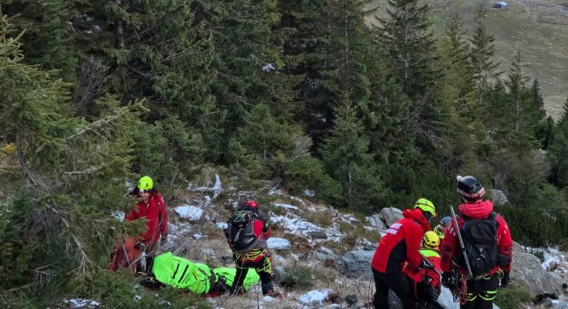 A szombaton megsérült turistát még nem tudták lehozni a Fogarasi-havasokból