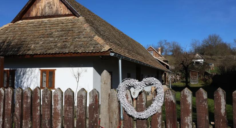 Élő adventi kalendáriummá változik a Nógrád vármegyei falu: 24 napon át más-más kapura kerül fel dísz