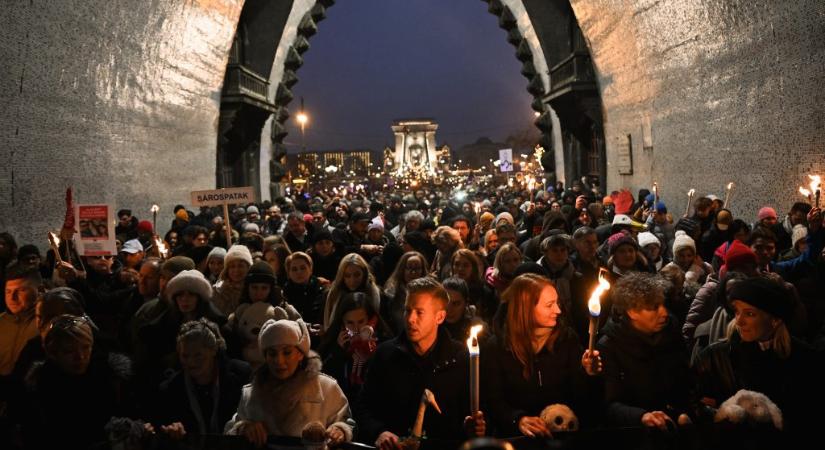 Magyar Péter azt követelte, hogy Orbánék végre vállalják a felelősséget – Galéria a Tisza Párt tüntetéséről