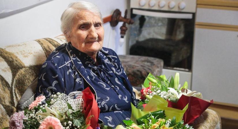 Századik születésnapján köszöntötték Mari nénit Magyarszecsődön - fotó