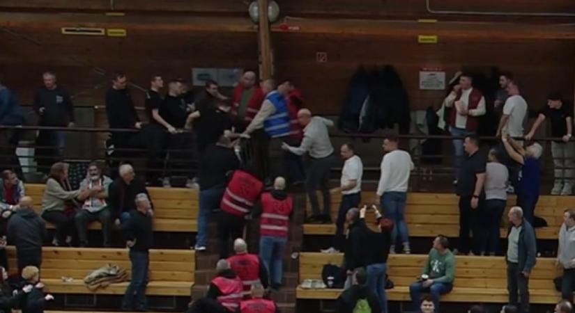 Újabb balhé a kosárlabda NB I-ben: nézőtéri pofozkodás miatt percekig állt a játék