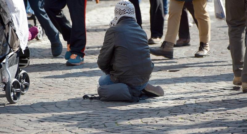 Kéregetők lepik el az utcákat az ünnepek előtt – Mennyit keresnek naponta?