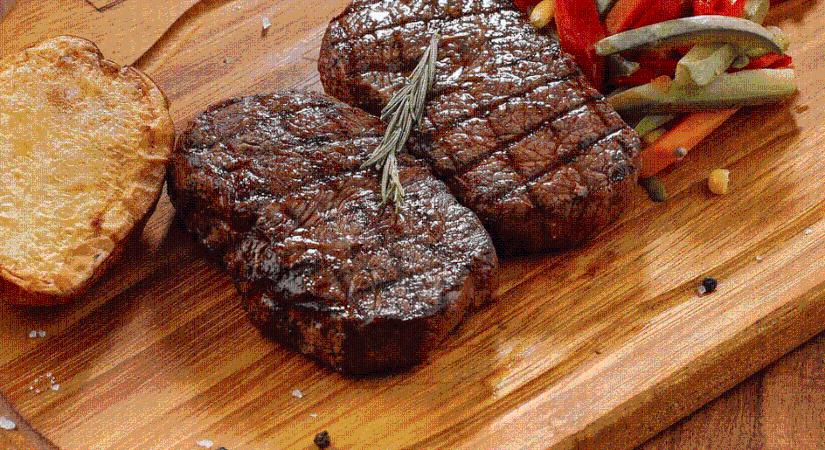 Lázadnak a ferencvárosi vegánok: Feljelentették a karácsonyi vásásár malacsütőit