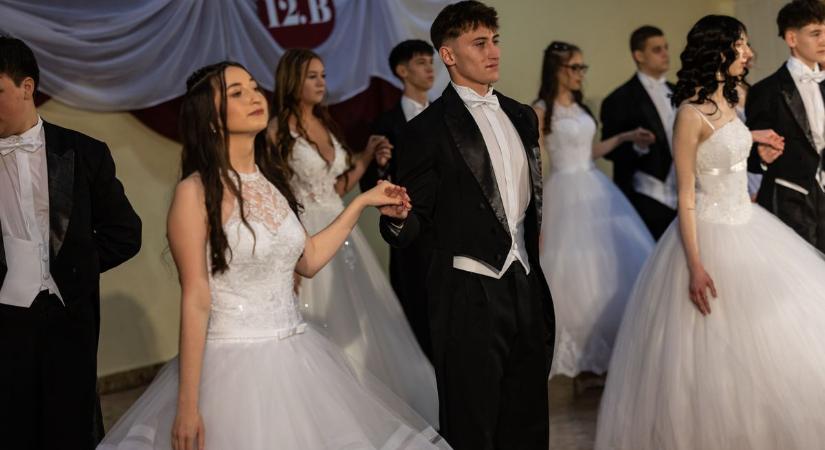 Elegancia, tánc és megható pillanatok – megtartották a Hamvas Béla Gimnázium szalagavatóját  Galéria