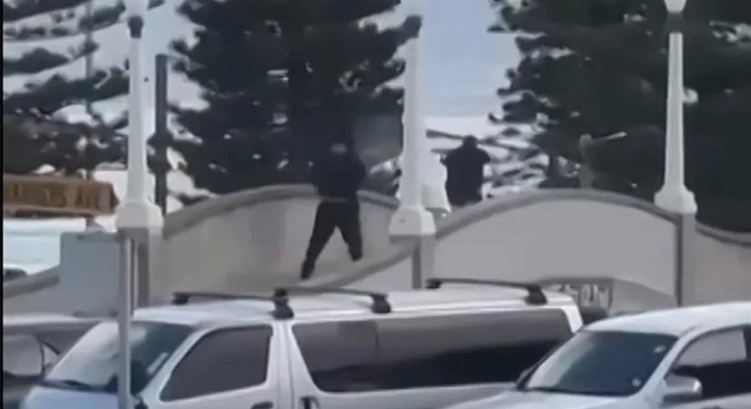 Lövöldözés volt Ausztrália legismertebb strandján, tízen meghaltak, köztük az egyik támadó
