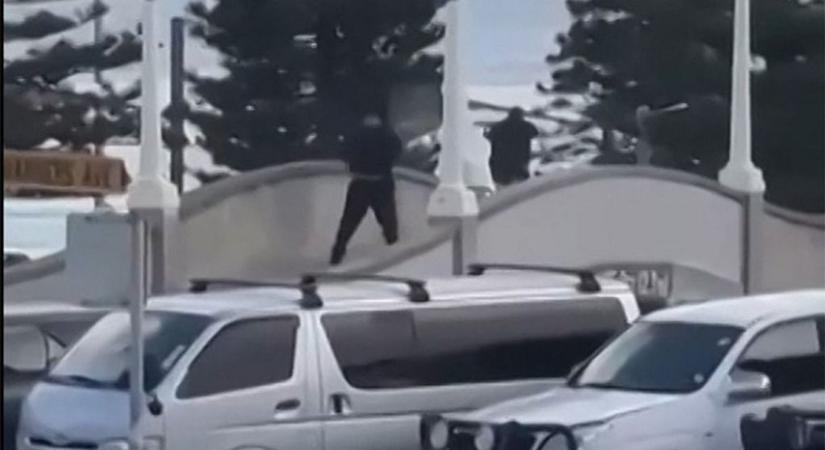 Sokkoló: brutális terrortámadás történt Ausztrália legnépszerűbb tengerpartján – legalább 10 ember meghalt (VIDEÓ)