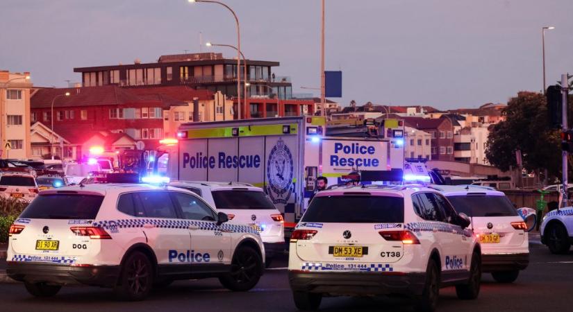 Tízen haltak meg, miután két fegyveres lövöldözni kezdett Sidney népszerű strandján