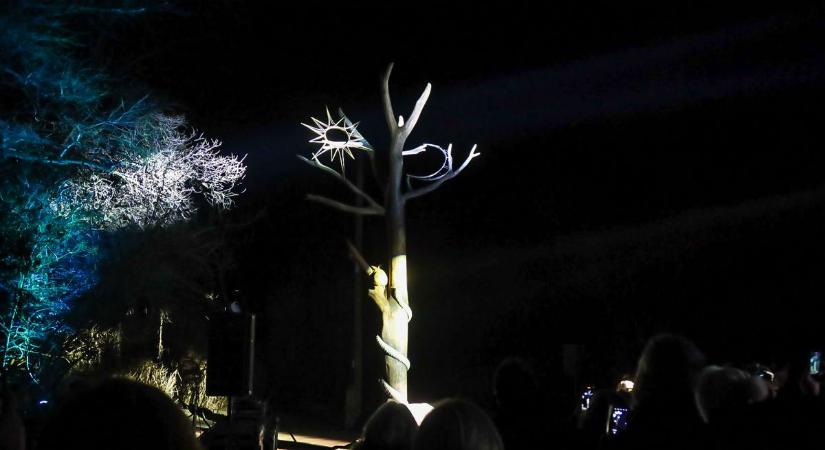 Marsi Anikó volt a meglepetésvendég: különleges műalkotást adtak át Tiszasülyön – galériával, videóval