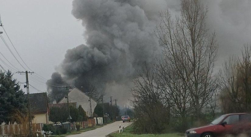 Tűzeset Baracson: egy melléképületből terjedtek tovább a lángok