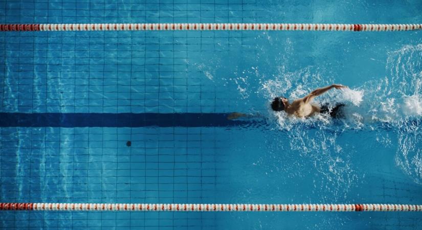 Horrorisztikus baleset az önkormányzati uszodában – medencében landolt egy autó egy 5 éves kislánnyal