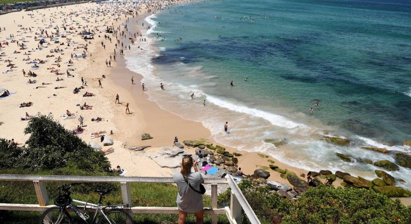 Lövöldözés volt egy népszerű ausztrál strandon – többen meghaltak és megsérültek