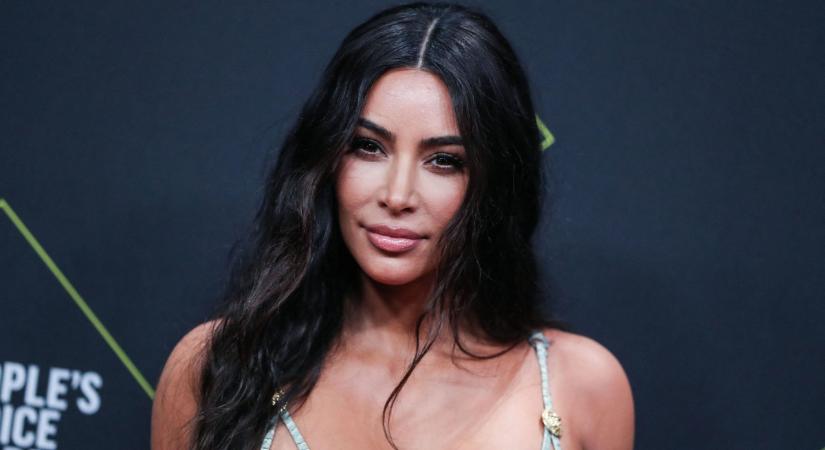 Kim Kardashian mellei majdnem kiestek ruhájából