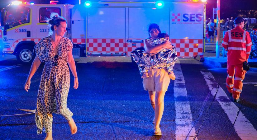 Már 12 áldozat: videón a két fegyveres terrorista, ahogy lövöldöznek Sydney legendás strandján