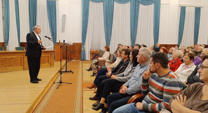 Romos óvodától a karácsonyig: Felföldi László püspök a remény erejéről beszélt Szekszárdon