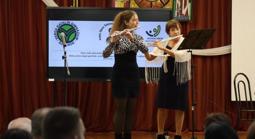 Huszonöt éve sikerrel futó tehetséggondozó programjukat ünnepelték a szolnoki kollégiumban – galériával
