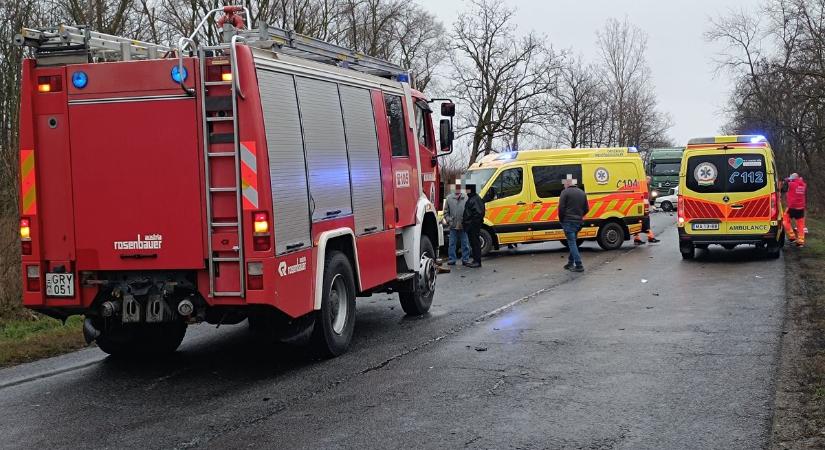 Szarvasgázolásból lett kisebb tömegbaleset, friss fotókon mutatjuk a helyszínt
