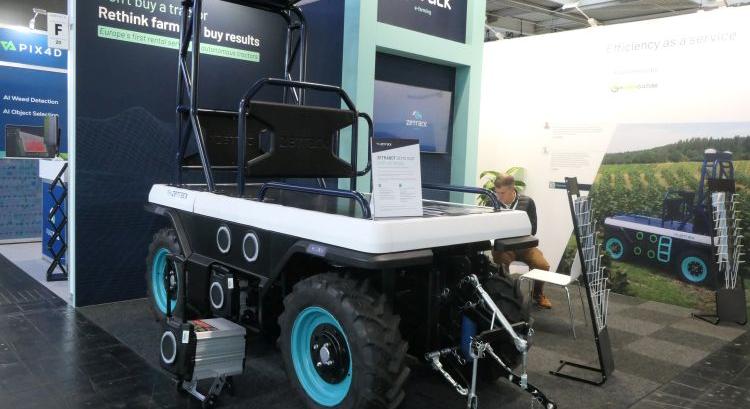 Elektromos autonóm traktor Zetrabot néven a szántón