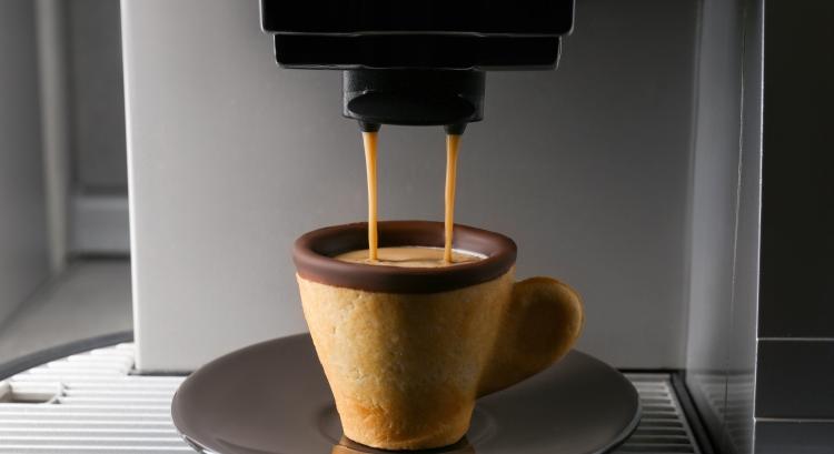 Először pohár, használat után pedig keksz