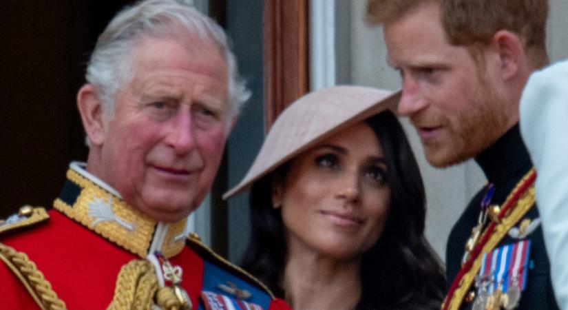 Károly király lebukott: egy apró részlet mindent elárul arról, mit érez valójában Harry és Meghan iránt