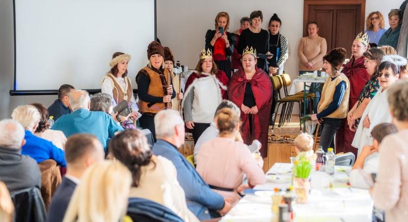 Nem a szokásos karácsonyi műsor volt Bonyhádon (fotók  videó)