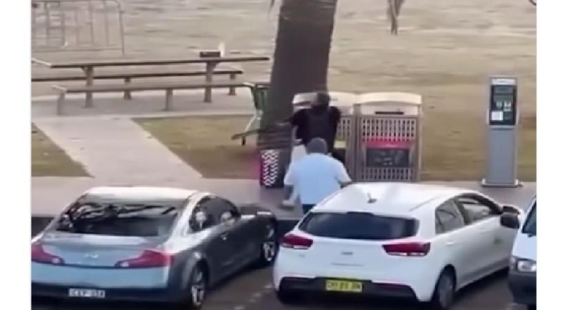 Hihetetlen bátran lépett föl egy járókelő az egyik fegyveres ellen egy videó szerint, amely a Bondi Beach-i lövöldözés helyszínén készülhetett