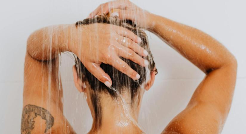 Egy csipet ebből a konyhai alapanyagból a samponodba – és a hajad egy hétig frissnek tűnik