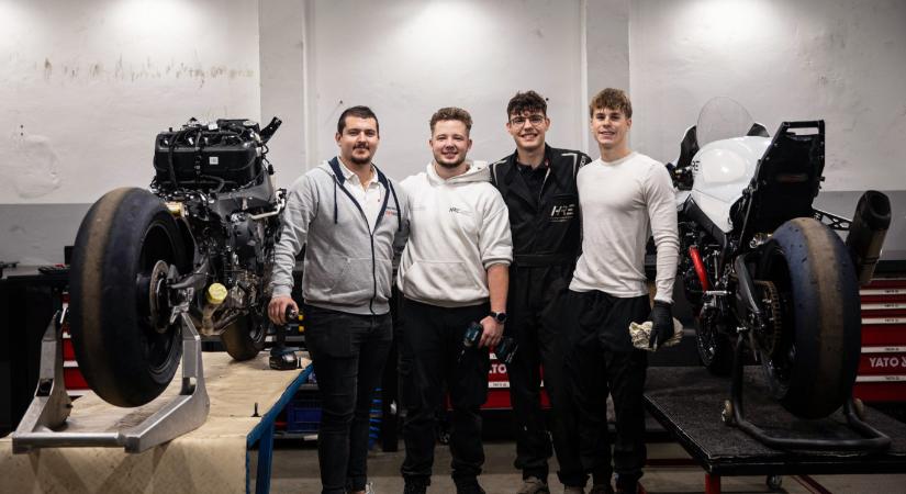Ilyen egy iskola, ahol a tanulók nemcsak elméletet magolnak, hanem élesben szerelik a versenymotorokat