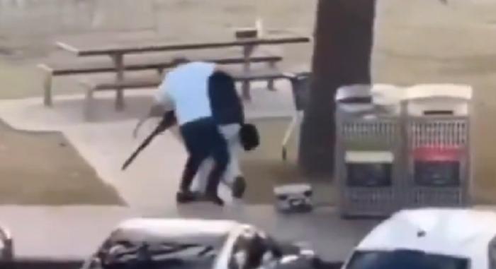 Terrortámadás Ausztráliában: 11 embert mészároltak le egy strandon – videón a hős járókelő, aki lefegyverzi az egyik támadót