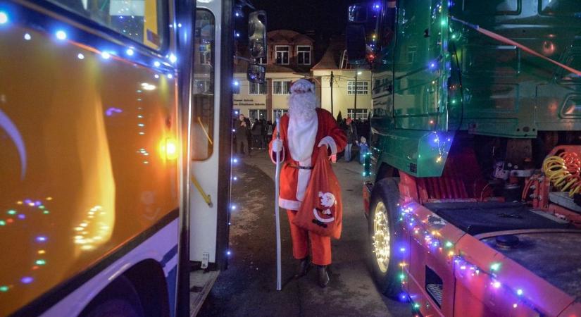 Fűnyíró és kukásautó is hasított a kamionok között a hevesi község fényfelvonulásán  fotók, videó