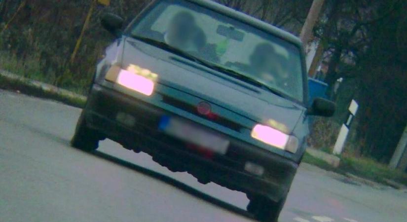 Műszakilag alkalmatlan autóval érték gyorshajtáson a bekábszerezett sofőrt Nánán