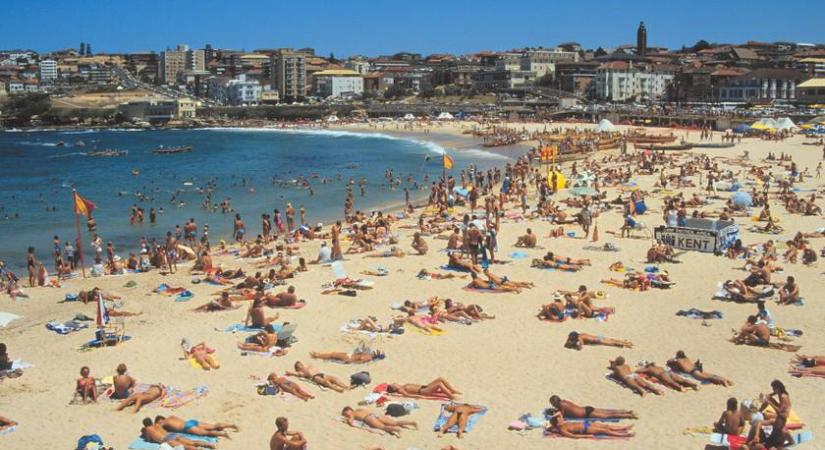 12 ember halt meg lövöldözésben egy ausztrál strandon: videón az elkövetők