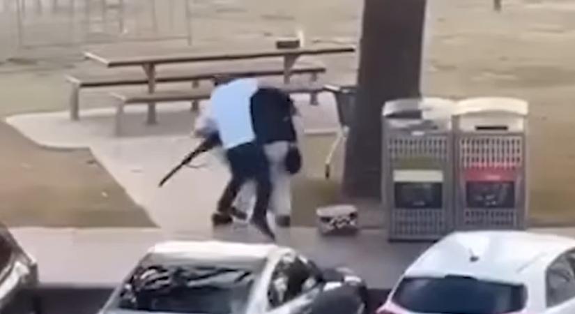 Videón, ahogy egy civil kicsavarja az egyik sydney-i lövöldöző kezéből a fegyverét