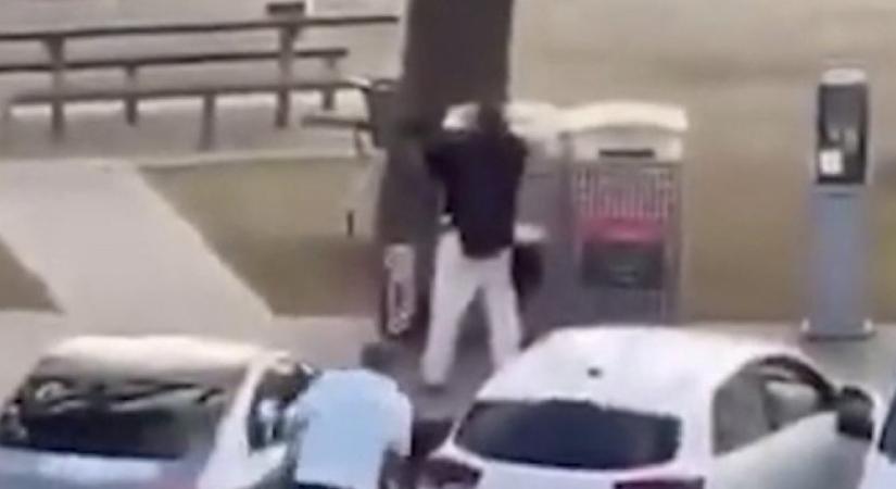 Elképesztő felvétel: így vette el egy bátor civil az egyik ausztrál merénylő fegyverét