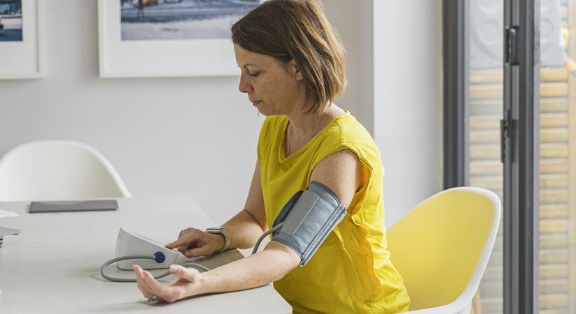 Egy kardiológus elmagyarázta, mi az ideális vérnyomás életkor alapján, és miért kell WC-re menni a mérés előtt