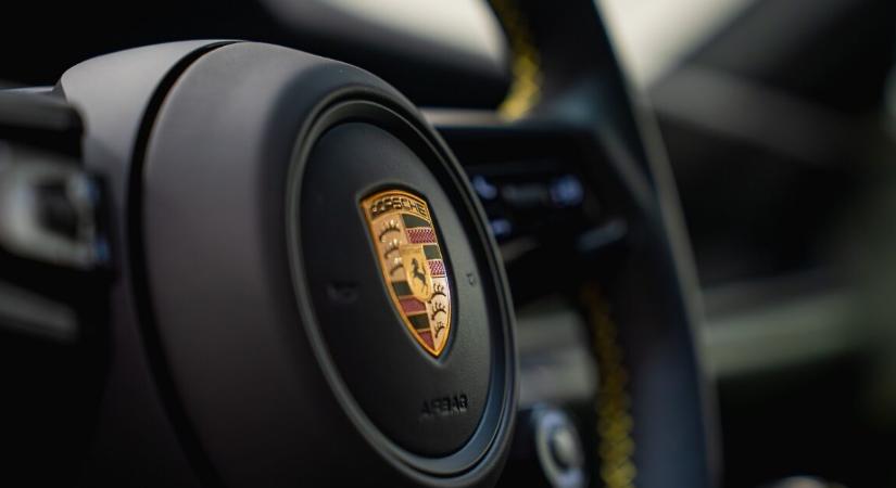 Videón, ahogyan a rendőrök körbeveszik a lopott és felborult Porschét az utcán