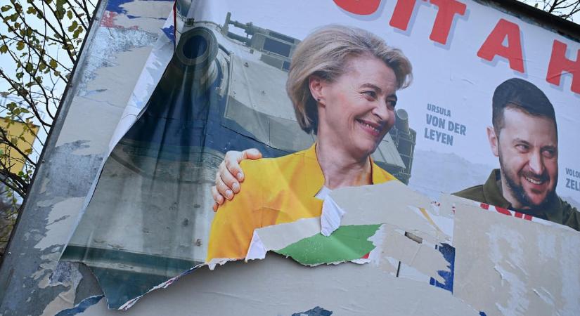 Hadházy Ákos bemutatta, hogyan ragasztották át a propagandaplakátokat