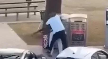 Videón, ahogy egy civil lefegyverezte az egyik támadót Sydneyben