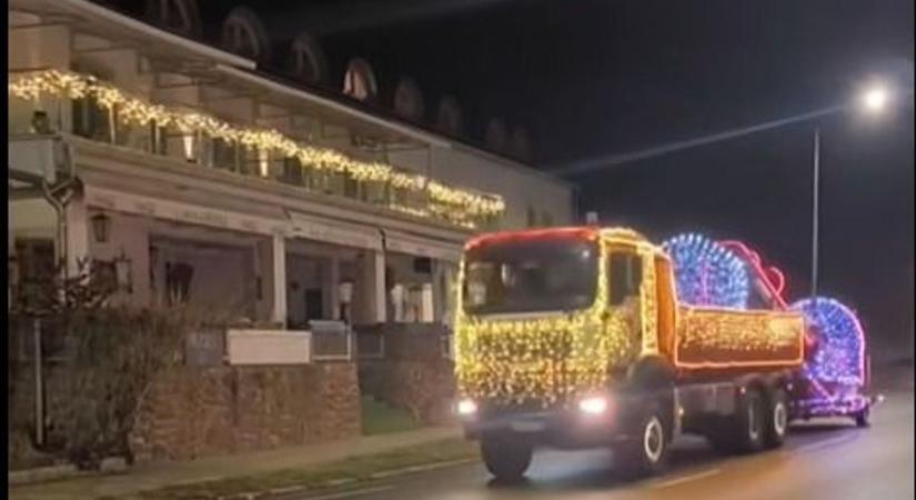 Videókon a fénykamion, amely karácsonyi hangulatot visz a Veszprém vármegyei utcákra