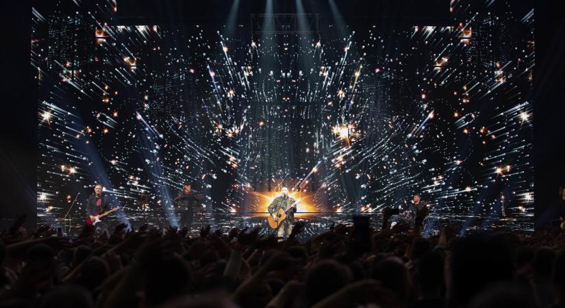 Ákos-koncert: átrepülni három évtizeden címadó dalok szárnyán (képgalériával)