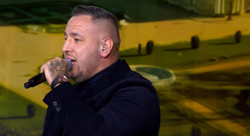 Elolvadsz, ahogy Curtis kisfia és kutyája egymásba kapaszkodik - Fotó