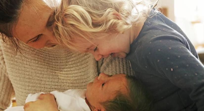 29 millióan látták a bűbájos videót: először találkozott újszülött húgával a kisfiú