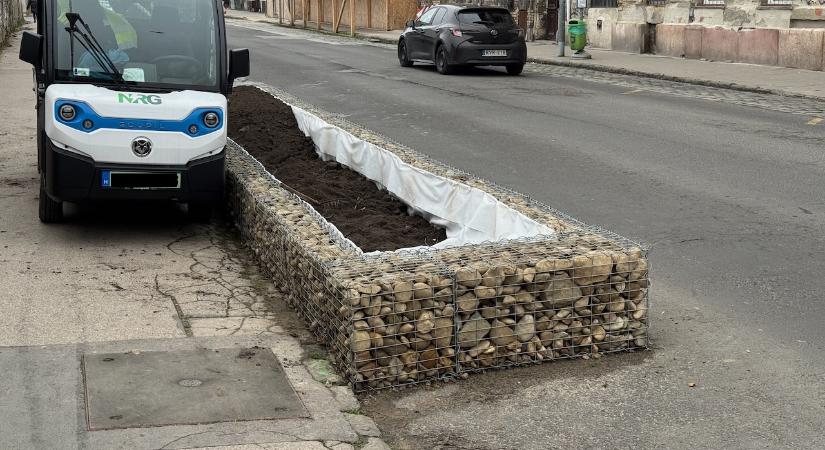 Pikóék újabb eszement ötlete: kőrakásokkal csökkentik a parkolóhelyek számát